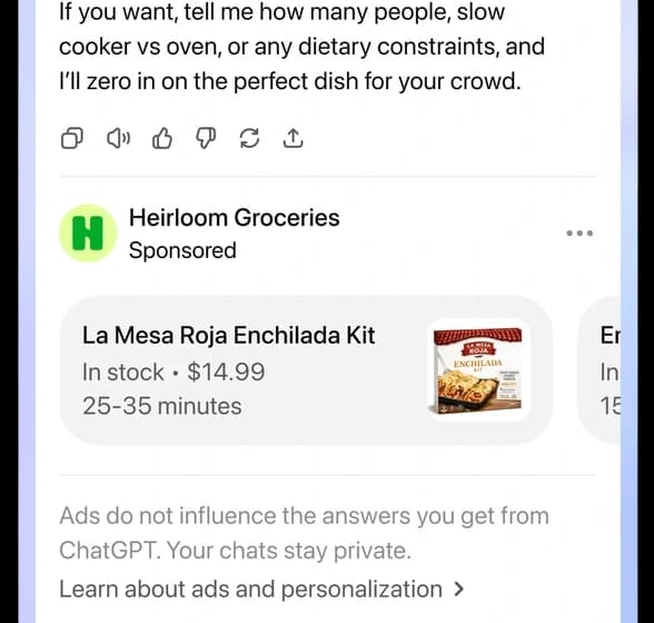 Bloc sponsorisé affiché sous une réponse de ChatGPT : nom de l'annonceur, mention « Sponsored », carte produit avec prix et disponibilité, puis la mention « les publicités n'influencent pas les réponses ».